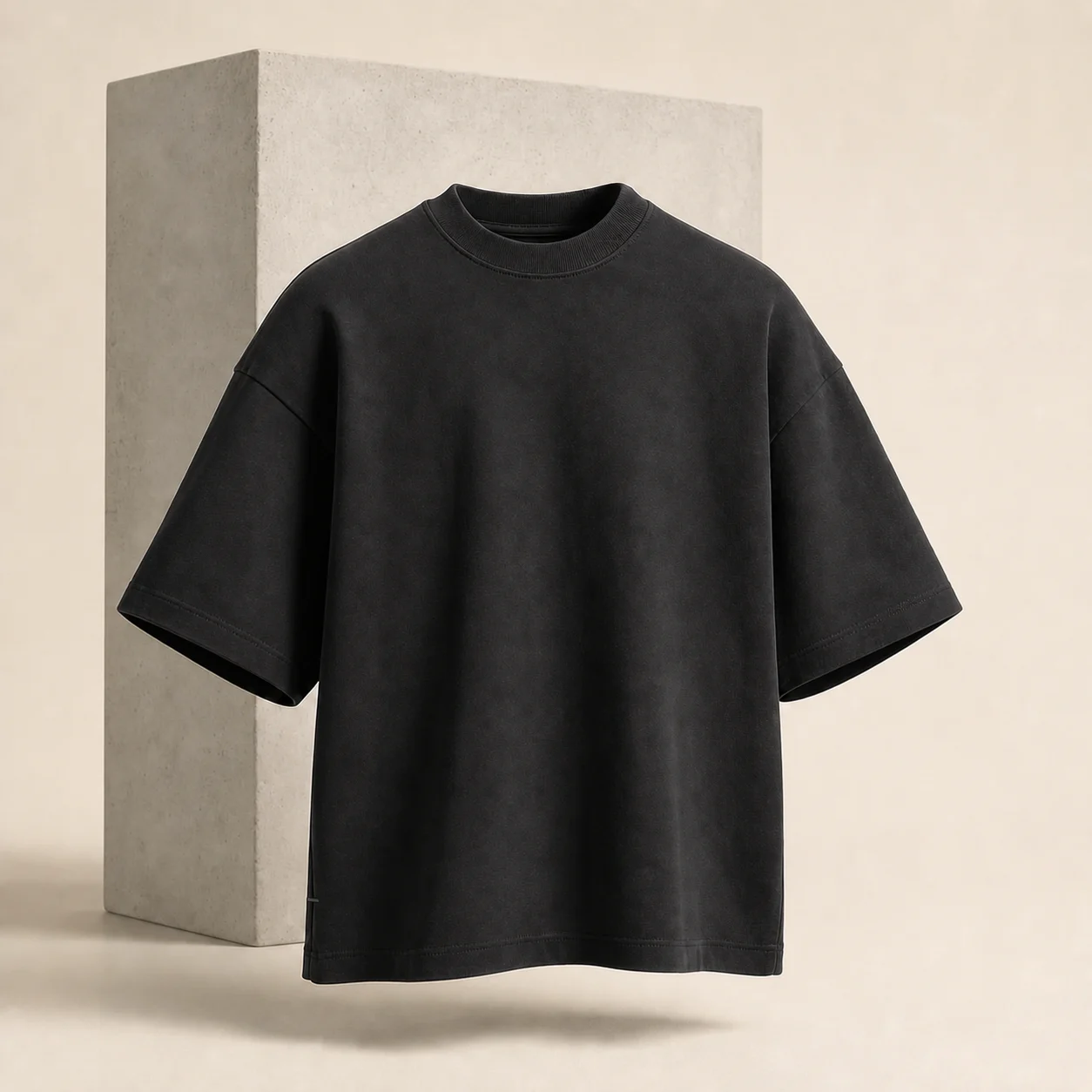 Polo negro pesado VALZERI frente a bloque de concreto